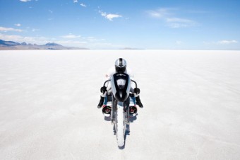 ZAIJTE DOBRODRUSTV V BONNEVILLE, CLOV DESTINACI, LEGENDRNHO MOTOCYKLU B-ROCKET