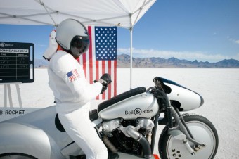 ZAIJTE DOBRODRUSTV V BONNEVILLE, CLOV DESTINACI, LEGENDRNHO MOTOCYKLU B-ROCKET