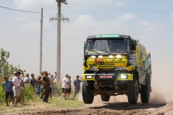 Posádka týmu KM Racing zvládla úvod Dakaru na výbornou