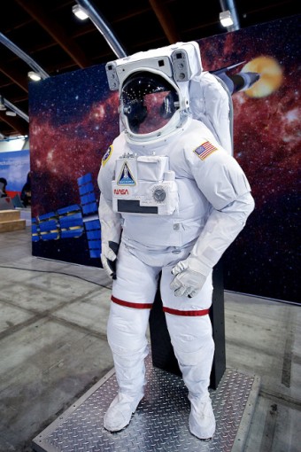 Americk skafandr EMU (Extravehicular Mobility Unit) pro vstup do volnho kosmu EVA (ExtraVehicular Activity).