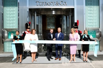 Slavnostn pestien psky v novm obchod Tiffany & Co. v enev. Zleva: hrabnka Gitta Lambsdorff, Managing Director Tiffany & Co., Germany, Austria and Switzerland, Antoine Barde, Prsident du Grand Conseil de Genève, Frederic Cumenal, CEO Tiffany & Co. a Florence Rollet, Group Vice President EMEA Tiffany & Co.