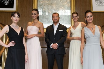 Frederic Cumenal, CEO Tiffany & Co., a modelky se šperky Tiffany
