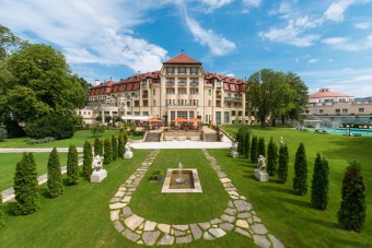 Thermia Palace, Lzesk ostrov v Pieanech