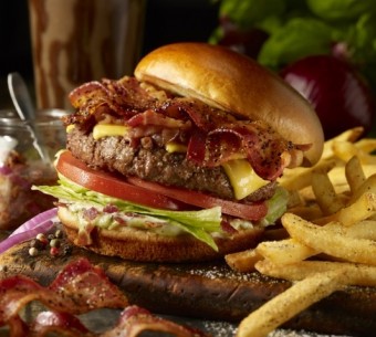 Triple Bacon Stackhouse Burger, T.G.I. Friday´s