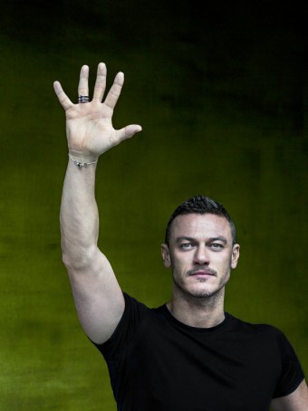 Luke Evans, Bulgari p�edstavuje novou kampa� ve spolupr�ci s organizac� Save the Children
#RAISE YOUR HAND