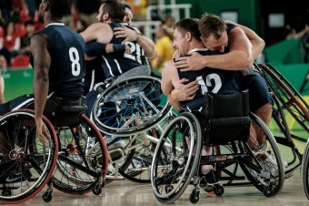 Tm z USA se raduje z vtzstv nad panlskem v basketballovm utkn. Photo: AFP_G93HP/YASUYOSHI CHIBA