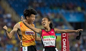 Paralympionika Jin Zheng z ny se se svm trenrem raduj ze zlat medaile v bhu na 1500 metr.<br><br>Photo: AFP_G92ZA/-