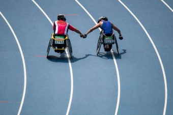 Stbrn medailista Tomoki Sato z Japonska a zlat medailista Raymond Martin z USA se spolen raduj z finlnho atletickho zvodu na 1500 metr.<br><br>Photo: AFP_G72DD/-