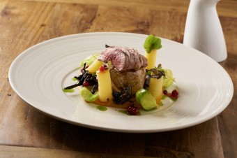 Srn kolnko, dn, ervn oechy v sirupu a kandovan brusinky, Restaurace Grand Cru