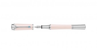 Dámské pero Montblanc v pudrově růžovém laku, cena od 17 950 Kč, butik Montblanc