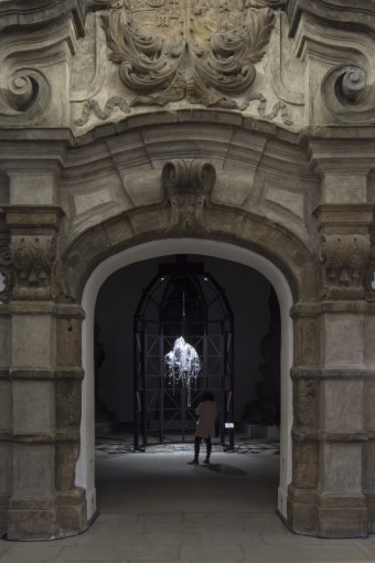 Maxim Velčovský, lustr Memento Mori v Art House, navrženo pro Lasvit, Designblok 2016