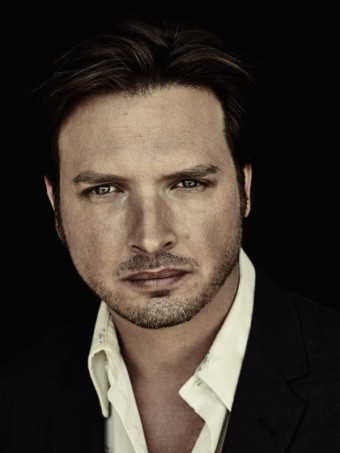 Aden Young jako Daniel Holden, zdroj fotek: Rectify, Sundance TV