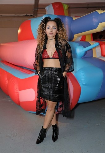 Zpvaka Ella Eyre.