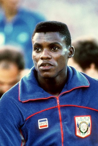 Carl Lewis vyhrl 4 zlat medaile, 100 m, 200 m, 4x100 m a skok do dlky.