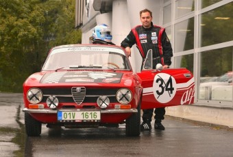 Automobilov zvodnk Filip Sajler s historickm vozem Alfa Romeo Junior.
