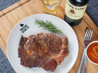 Rib Eye steak s dipem z hořčice a whiskey Jameson.