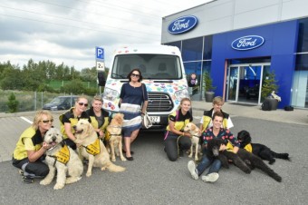 Stovky psch tlapek na aut, foto: Ford AMB Praha