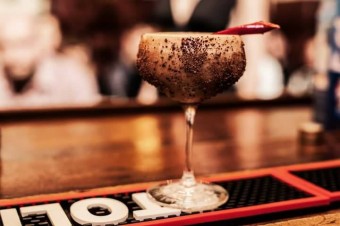 Koktejl Hot Espresso Martini, Michal urink, barman praskho Black Angels Baru, foto: Premier Wines & Spirits