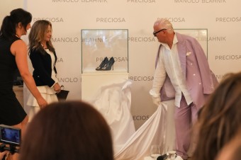 Manolo Blahnik odhaluje pr eskem inspirovanch stevk Hangisi z run palikovan krajky a kil Preciosa v praskm Preciosa Flagship Storu