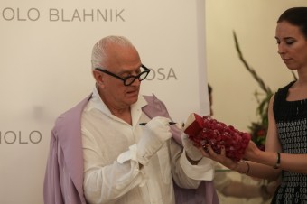 Manolo Blahnik podepisuje pr uniktnch bot, kter navrhnul pro Prahu. Zdob je vce ne stovka kilovch ovs uvanch na lustrech Preciosa