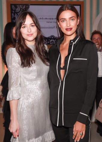 Dakota Johnson a Irina Shayk, oteven vlajkovho obchodu Intimissimi na 5. Avenue