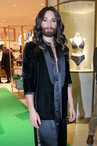 Conchita Wurst, nov vlajkov prodejna Palmers v Praze