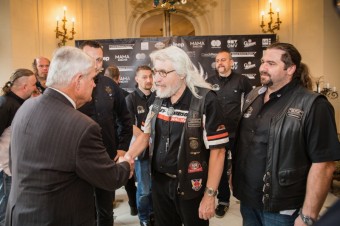 US MEMO Stephen King, Martin Novk prezident nejstarho klubu H-D na svt, foto kredit: Harley-Davidson