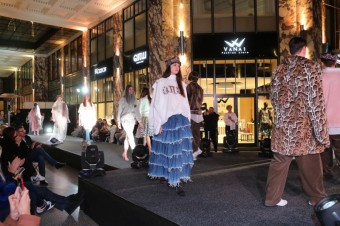 Mdn pehldka VaNa1 v rmci Mercedes-Benz Prague Fashion Week