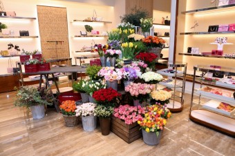 FlowerInvasion: Ferragamo oslavuje oteven praskho butiku