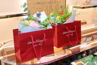FlowerInvasion: Ferragamo oslavuje otevření pražského butiku