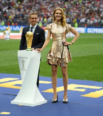 Natalia Vodianova a Philipp Lahm doprovodili cestovn pouzdro s oficiln trofej pro vtze FIFA World CupTM od Louis Vuitton  v den finle mistrovstv svta FIFA ve fotbale