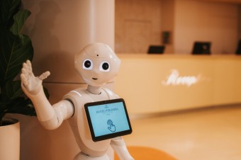 Robot Pepper jako zaměstnanec OREA Hotels & Resorts