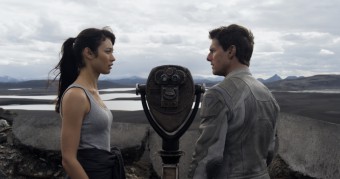 Olga Kurylenko a Tom Cruise, film Nevdom