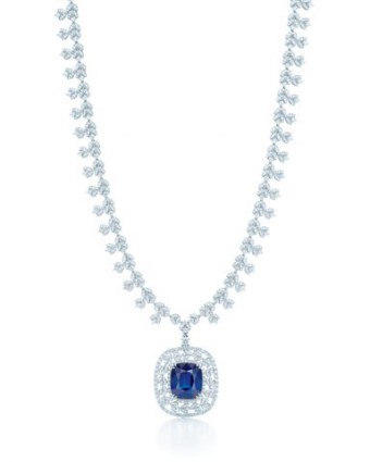 Platinový náhrdelník s diamanty a obrovským safírem, jehož cena přesahuje 92 miliónů korun, Tiffany & Co. 