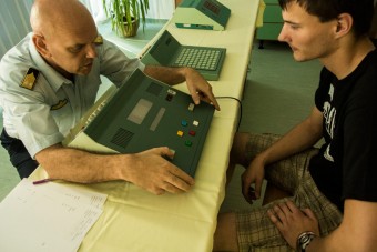 Test reakc: kdy se na displeji rozsvt lut, je teba zmknout lut tlatko. Kdy se objev ipka, mus testovan osoba selpnout pedl. Pokud se ozve nzk/vysok tn, makaj se ed tlatka po stranch. 