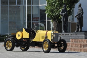 Na závěr letošní veteránské sezóny ŠKODA předvede
impozantní závodní vůz Laurin & Klement 300 z roku
1923.