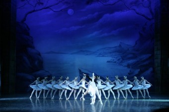 Čajkovského baletní klasika Labutí jezero v podání Moscow City Ballet