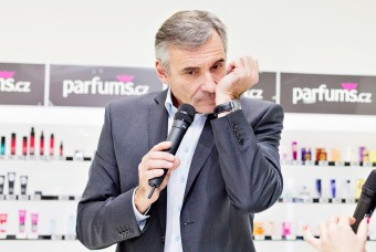 Jan ensk si vybr parfm v prvn kamenn prodejn spolenosti Parfums.cz  