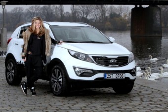 Ester Ledeck pevzala vz Kia Sportage
