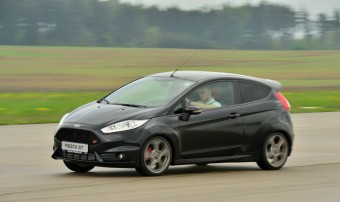 asopis TopGear vyhlsil Ford Fiesta ST autem roku 2013
