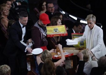 Modertorka Ellen DeGeneres rozdv pizzu, Foto: REUTERS, Lucy Nicholson