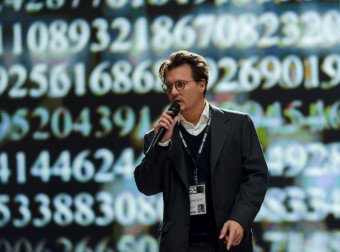 Johnny Depp pekro v Transcendence vechny hranice
